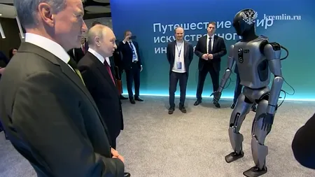 Un robot a dansat pe o melodie rusească în fața lui Putin, după ce precedentul robot al Rusiei s-a prăbușit la inaugurare