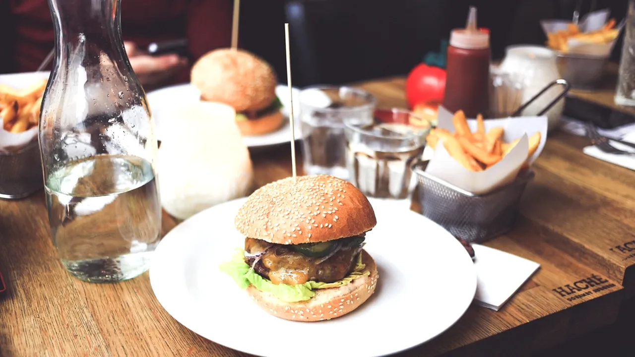 Gustarea sănătoasă care este de fapt o bombă calorică: face cât 3 hamburgeri