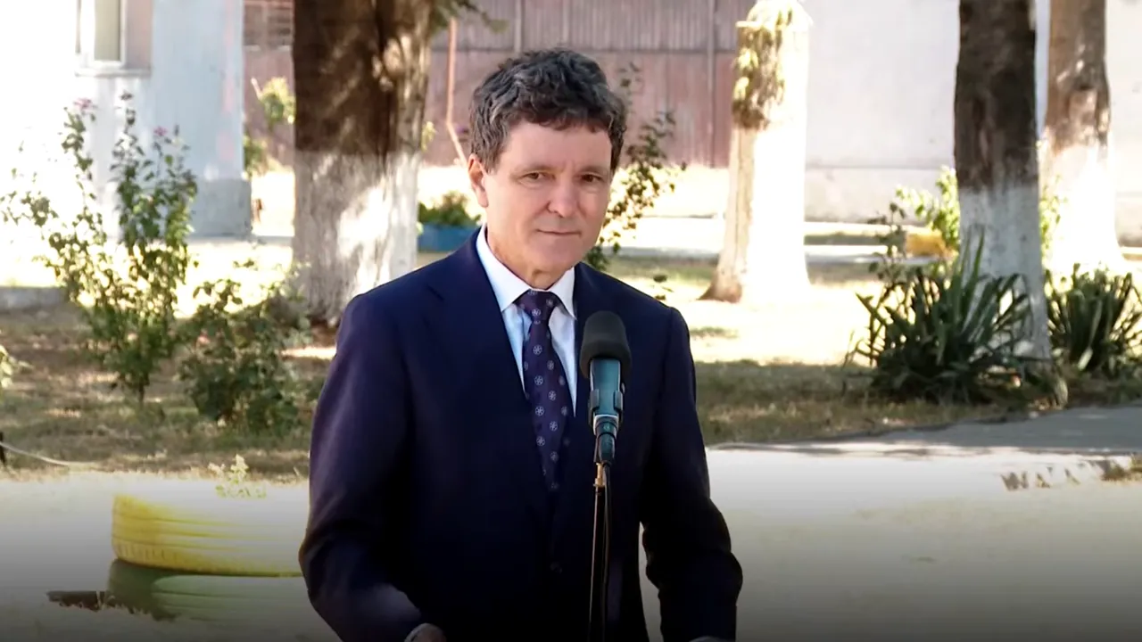 Nicușor Dan a promulgat legea prin care personalul contractual scapă de incompatibilitate