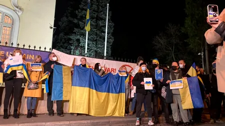 Zeci de persoane participă la o manifestaţie în semn de solidaritate cu poporul ucrainean, la Ambasada Ucrainei din Bucureşti (VIDEO)