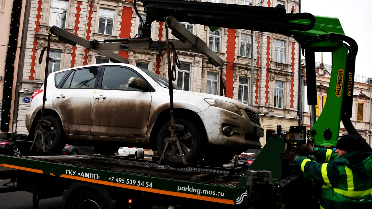 Mașini RIDICATE și AMENZI usturătoare pentru șoferii care parchează NEREGULAMENTAR în Sectorul 4. Primarul anunță înființarea Patrulei Stradale