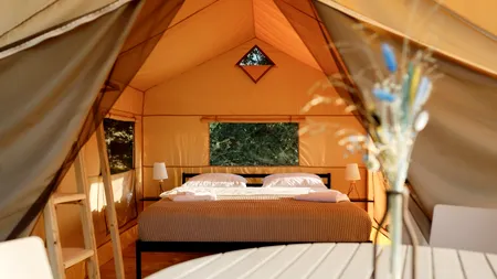 Cazare la MII DE STELE. „Glampingul” este combinația dintre camping si glamorous