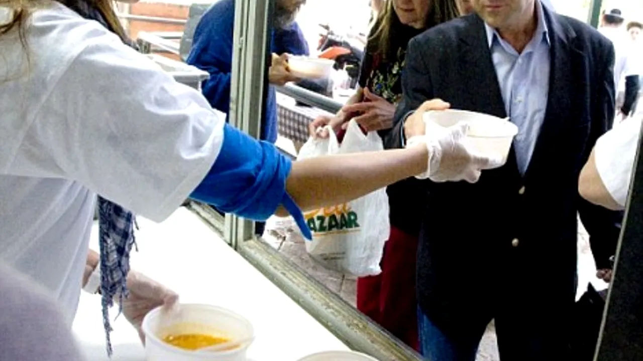 Cine vine să mănânce la cantinele sociale din Grecia