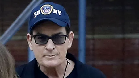 Charlie Sheen, grav bolnav după ce a început tratamentul pentru HIV