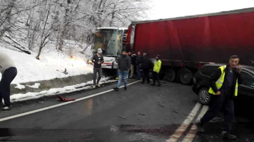 Accident grav în Sibiu. Un autocar cu 43 de persoane a fost lovit de TIR 