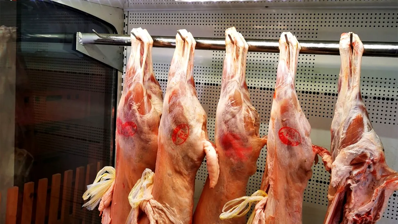 Cu cât a ajuns să se vândă un miel întreg în piețele din București. Prețul este IREAL!