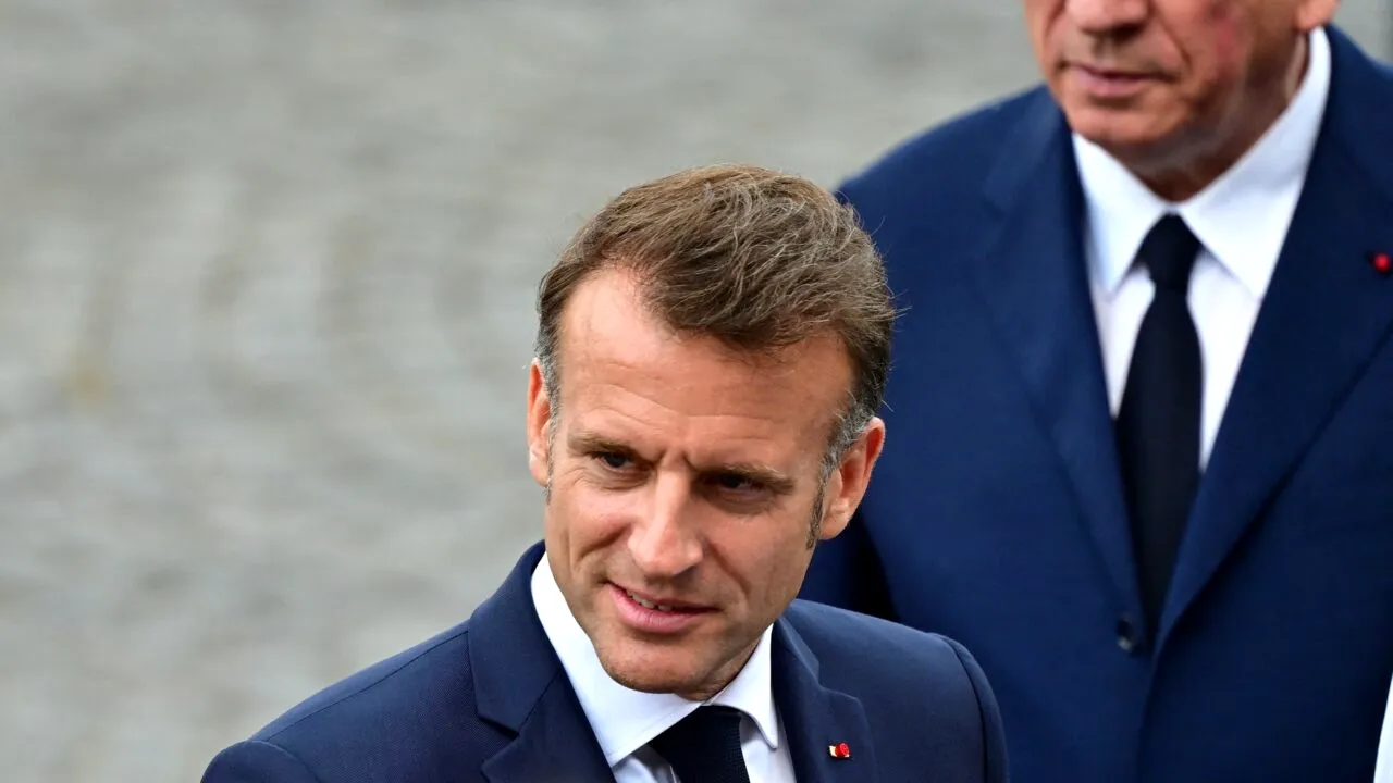 Macron IGNORĂ apelurile în sensul demisiei și susține asumarea răspunderii Guvernului /„Un vot de luciditate și responsabilitate”