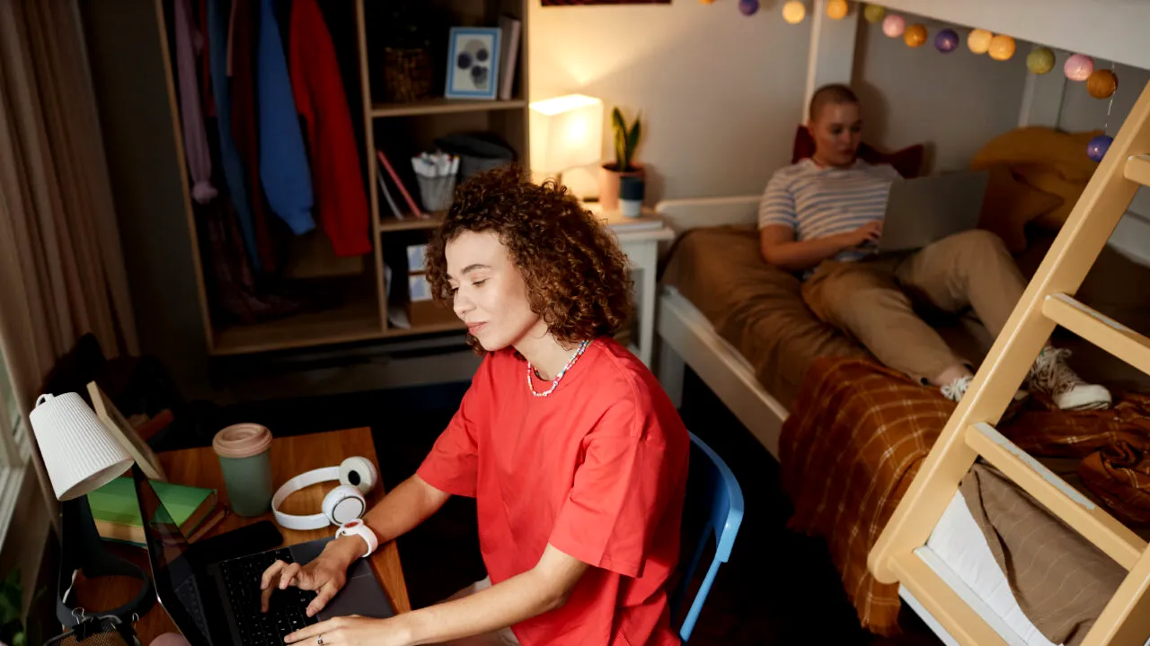 Cât plătește lunar un student pentru o cameră la cămin, în România. La cât ajung chiriile în marile orașe