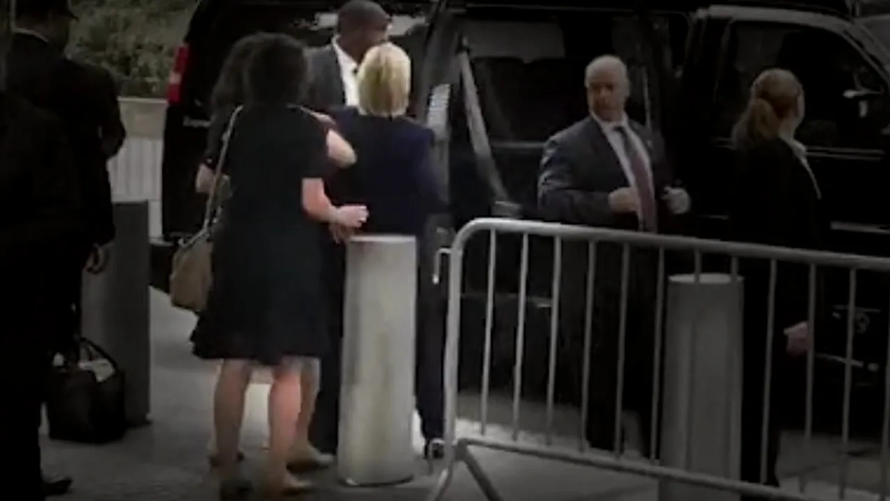 Hillary Clinton își întrerupe campania. Momentul în care i se face rău și e pe punctul de a cădea din picioare. Anunțul făcut de medici. VIDEO