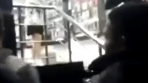 Momentul în care o femeie cu fustă scurtă este agresată de zeci de bărbați în Egipt - VIDEO