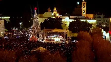 După 3 ani, s-au aprins luminițele și în bradul de Crăciun din Betleem