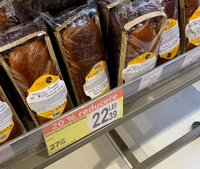 Cu câți lei se vinde un cozonac în supermarket-urile Carrefour din București, acum, înainte de Paște / Foto: GÂNDUL