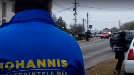 Campanie electorală neobișnuită la Dolj. Simpatizanți PNL au făcut karaoke pe marginea drumului: Ăia hoți, ăștia hoți / „Cea mai tare campanie! Exportați-o în tot județul!