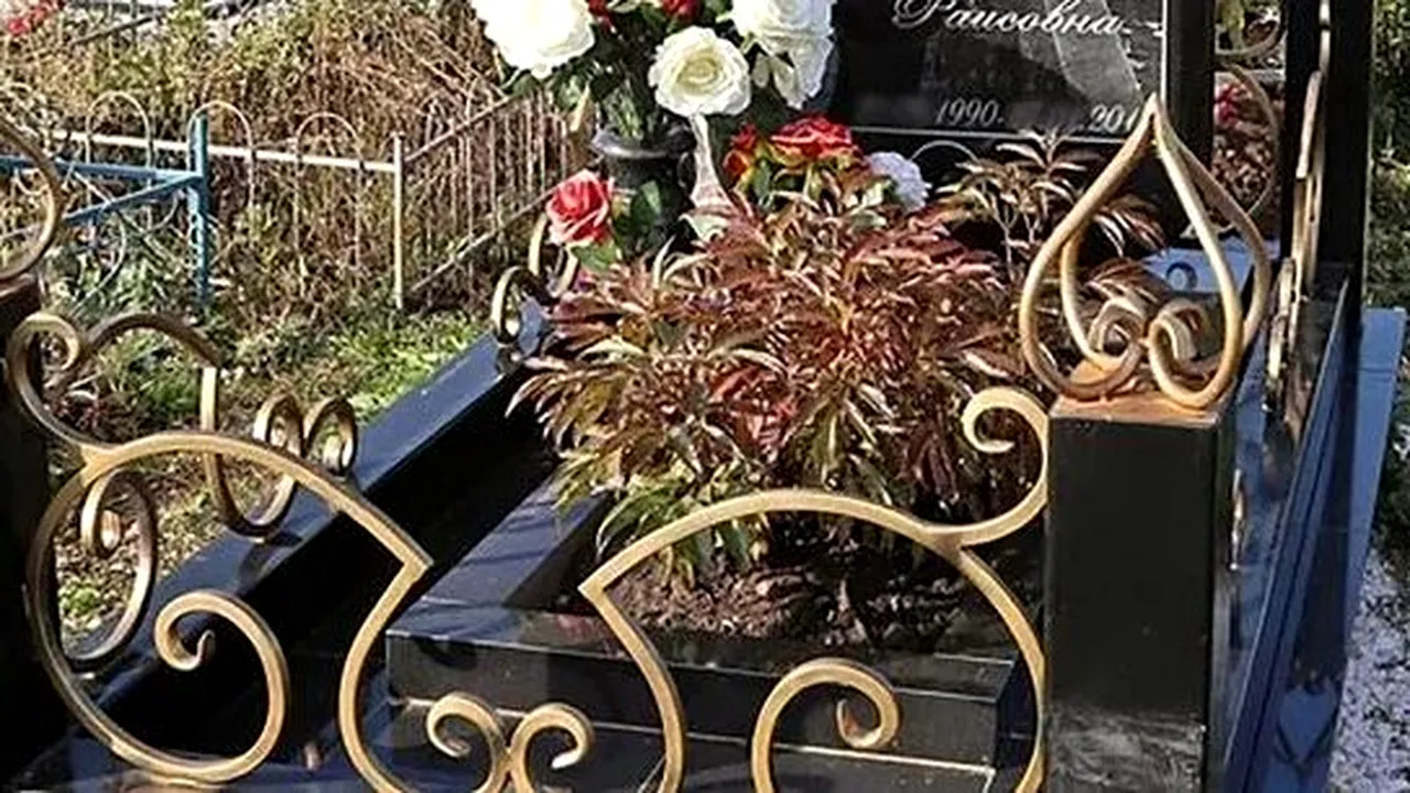 Piatra funerară aleasă pentru această tânără este INCREDIBILĂ. A devenit atracția cimitirului
