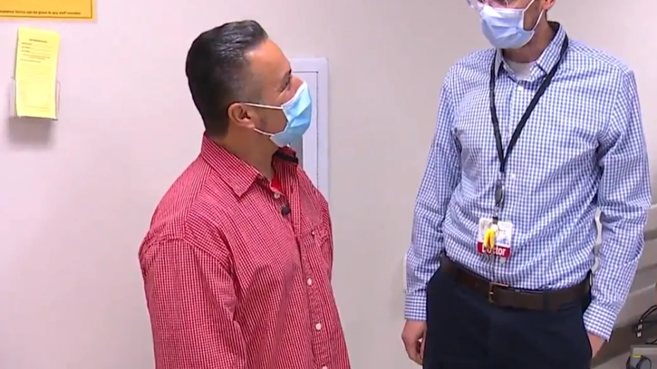 VIDEO | Un fost pacient grav bolnav de COVID-19 a venit la spital să le ceară iertare medicilor pentru că nu s-a vaccinat la timp