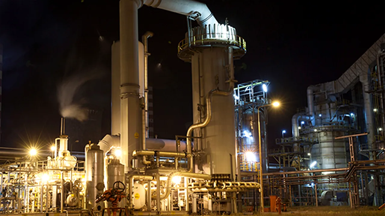 Cum prezintă presa rusă explozia de la rafinăria Petrotel Lukoil din Ploiești: Petrolului „indezirabil” i s-a dat foc