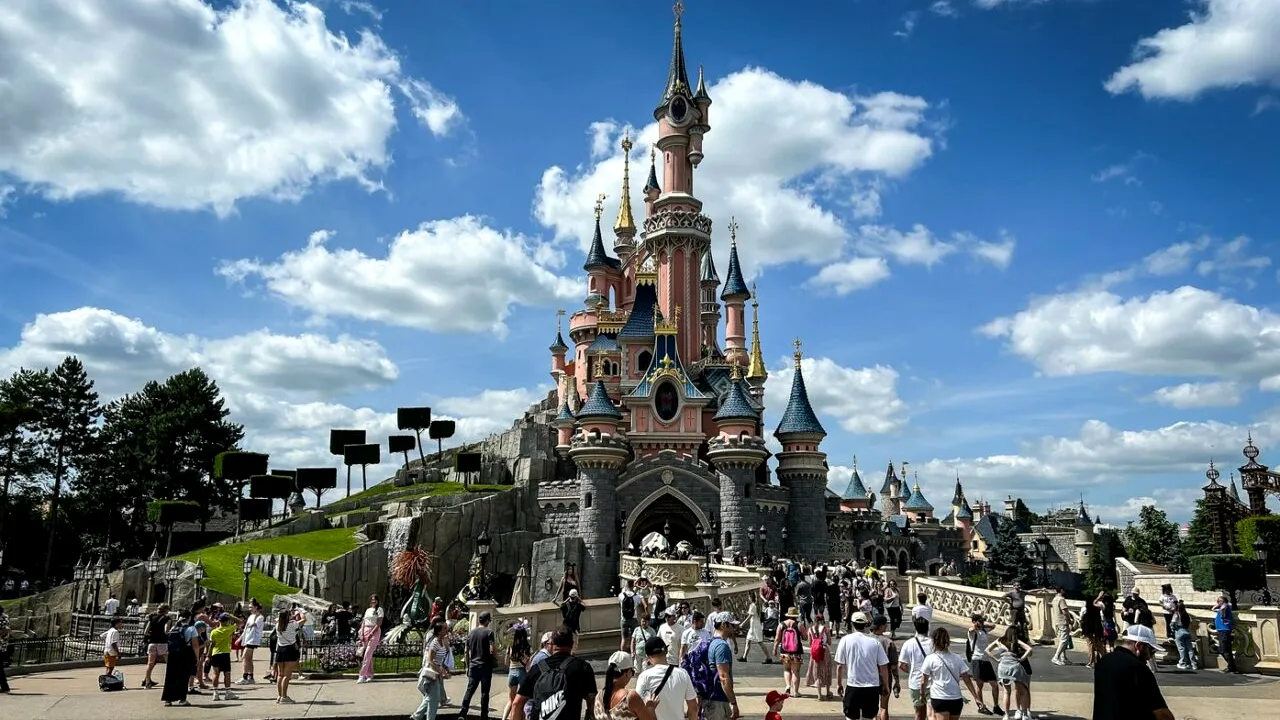 Britanic de 39 de ani, reținut pentru “nunta simulată” a unei fetițe ucrainene în vârstă de nouă ani, la DISNEYLAND Paris. Antecedentele suspectului