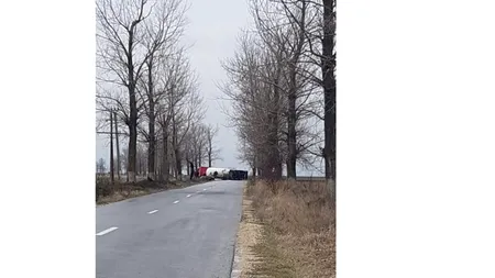 FOTO - VIDEO | La un pas de explozie. O cisternă încărcată cu 12 de tone de GPL, răsturnată pe o șosea din Teleorman. Zona a fost izolată