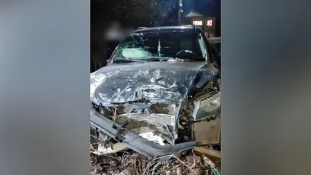FOTO - S-au urcat la volan, deși consumaseră droguri și alcool. Trei tineri șoferi, prinși de polițiștii din Dolj / Unul dintre ei și-a distrus mașina după ce a provocat un accident rutier