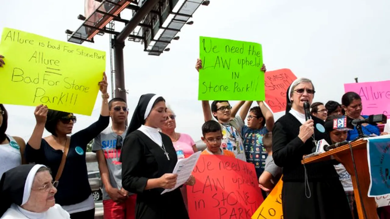 Conflict deschis între un grup de călugărițe și un club de striptease situat lângă mănăstirea lor