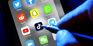 O agenție oferă utilizatorilor de TikTok 1.000 de dolari pentru 10 ore de stat pe celebra platforma socială. Care sunt condițiile de ANGAJARE