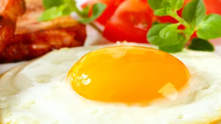 Ingredientul secret care transformă OUĂLE prăjite într-un mic-dejun gourmet. Ce să adaugi în tigaie
