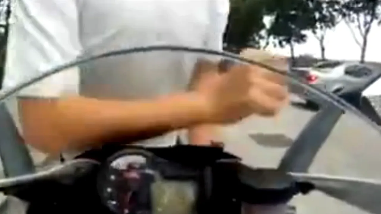VIDEO - Cel mai penibil escroc. Sare în fața unei motociclete pentru a primi bani, însă are o surpriză