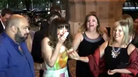 Această tânără a fost invitată la nunta unor prieteni. Când a deschis ușa bisericii însă surpriza a fost totală. VIDEO