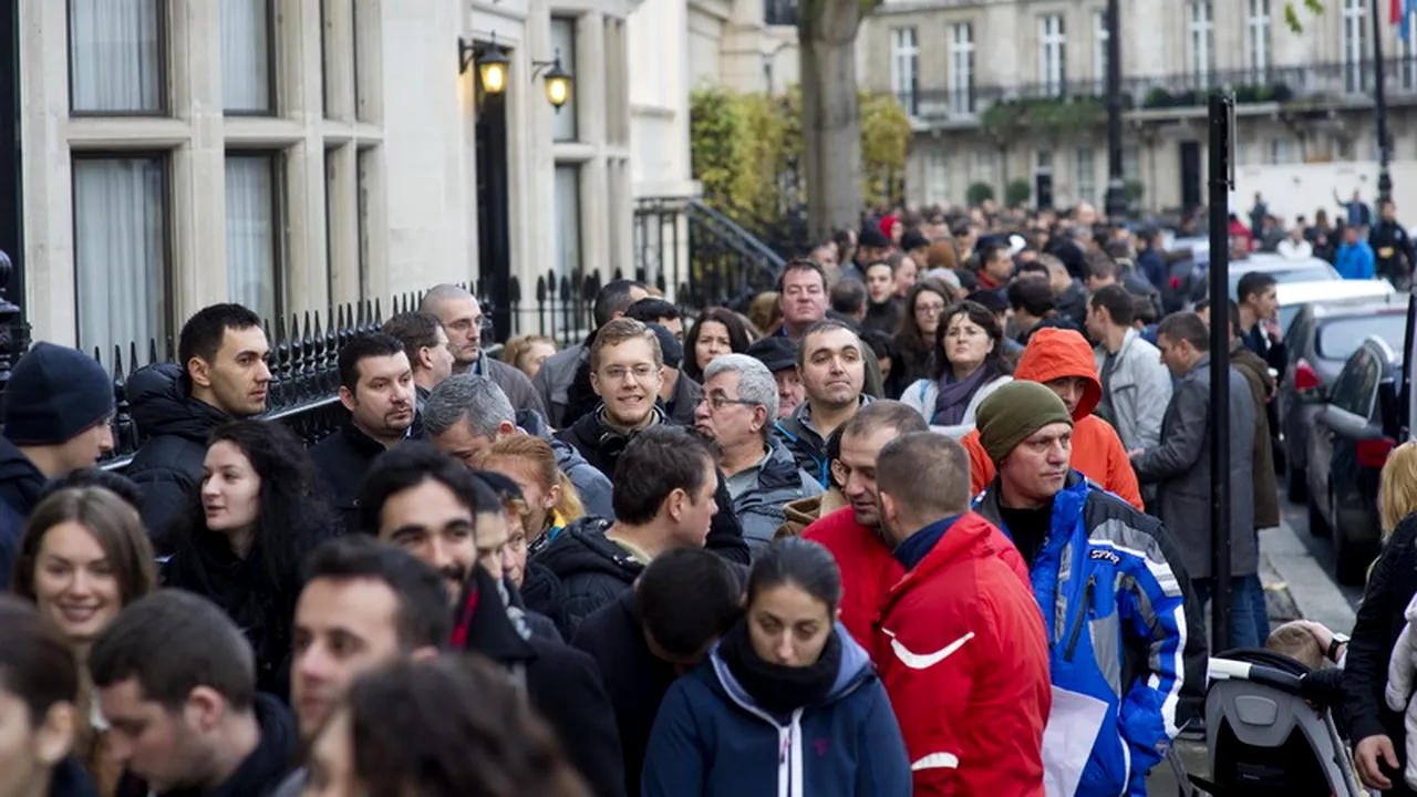Votul în diaspora: Coadă de sute de oameni în Londra; zeci de români așteaptă la Oslo și Copenhaga