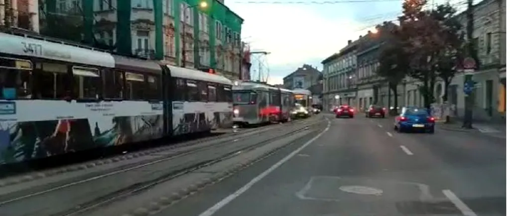 VIDEO | Trafic dat peste cap într-o intersecție din Timișoara. O vătmăniță a uitat să schimbe macazul și a lovit două mașini