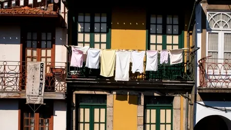 Un român, acuzat de furtul lenjeriei intime de damă, în Spania. Bărbatul urca noaptea pe balcoane