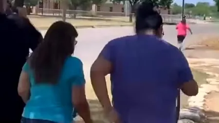 VIDEO | Momentul în care părinții aleargă spre școala din Texas în care un atacator a deschis focul asupra elevilor și profesorilor / Criminalul a fost ucis de un agent de poliție