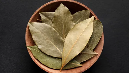 De ce se pun frunze de dafin în bradul de Crăciun. Ce semnificație au, de fapt