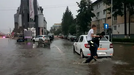 Inundațiile fac prăpăd în Botoșani: imagini incredibile cu orașul acoperit de apă. VIDEO