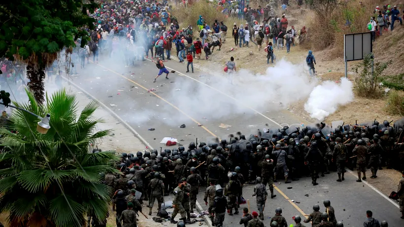 Coloană de migranți din Honduras, atacată cu gaze lacrimogene și bastoane! Fugarii speră să ajungă în America (VIDEO)