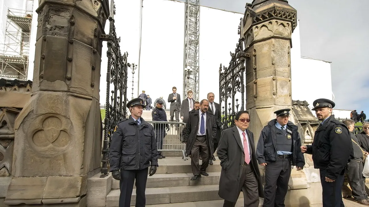 Ce s-a întâmplat în Parlamentul Canadei în timpul atacului armat: Premierul a stat 15 minute ascuns într-o debara, iar parlamentarii și-au confecționat sulițe din hampele steagurilor 