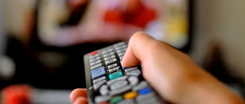 Românii continuă să se uite mult la TV, dar au început să plătească pentru conținut online la cerere
