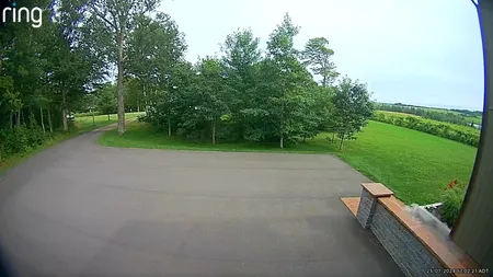 Momentul în care un METEORIT se prăbușește în fața unei case din Canada. Filmarea a captat sunetul la impactul cu Pământul