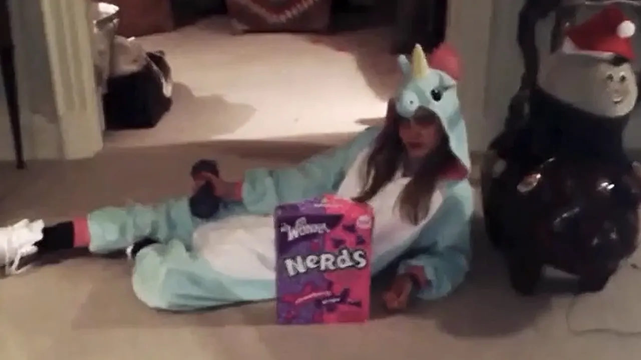 Un model celebru oferă o alternativă insolită la discursul de Crăciun al reginei Elizabeth a II-a - VIDEO