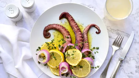 Cât a plătit un român pentru un burger, o friptură și o caracatiță la o tavernă din Thassos