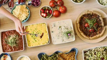 Unde se mănâncă cel mai bine în România, potrivit HĂRȚII punctelor gastronomice locale. Se servesc produse alimentare, după reţete specifice zonei