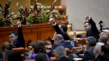 Deputații au votat modificarea Statutului magistraților și a legii ANI. Senatul vrea să le adopte săptămâna viitoare. Câteva zeci de persoane au protestat în fața Parlamentului