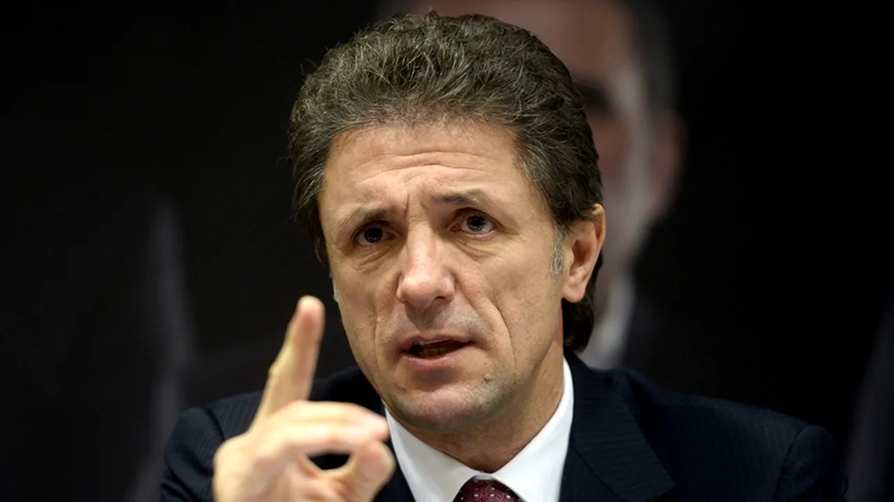 Gică Popescu  se reîntoarce pe teren pentru un meci cu Manchester United