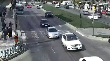 Cascadorie ca-n filme: O mașină ZBOARĂ peste un scuar, din cauza vitezei - VIDEO