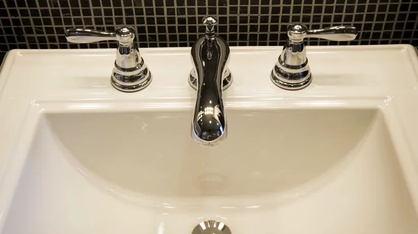 Un ingredient banal poate îndepărta RAPID calcarul sau petele de apă de pe obiectele sanitare