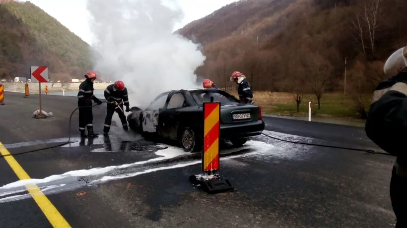Ce s-a întâmplat cu pasagerii unui autoturism care a luat foc în mers pe DN7. Galerie FOTO