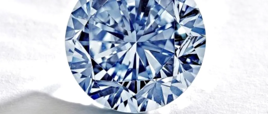 Un diamant albastru foarte rar, estimat la 20 de milioane de dolari, scos la licitație la Hong Kong