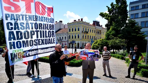 Manifestări la Cluj:  Steagul LGBT, în culorile curcubeului, călcat în picioare la mitingul pentru familie 