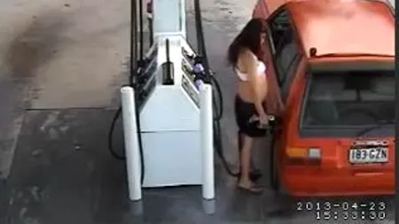 La un pas de tragedie. Ce a pățit această tânără care alimenta mașina într-o benzinărie
