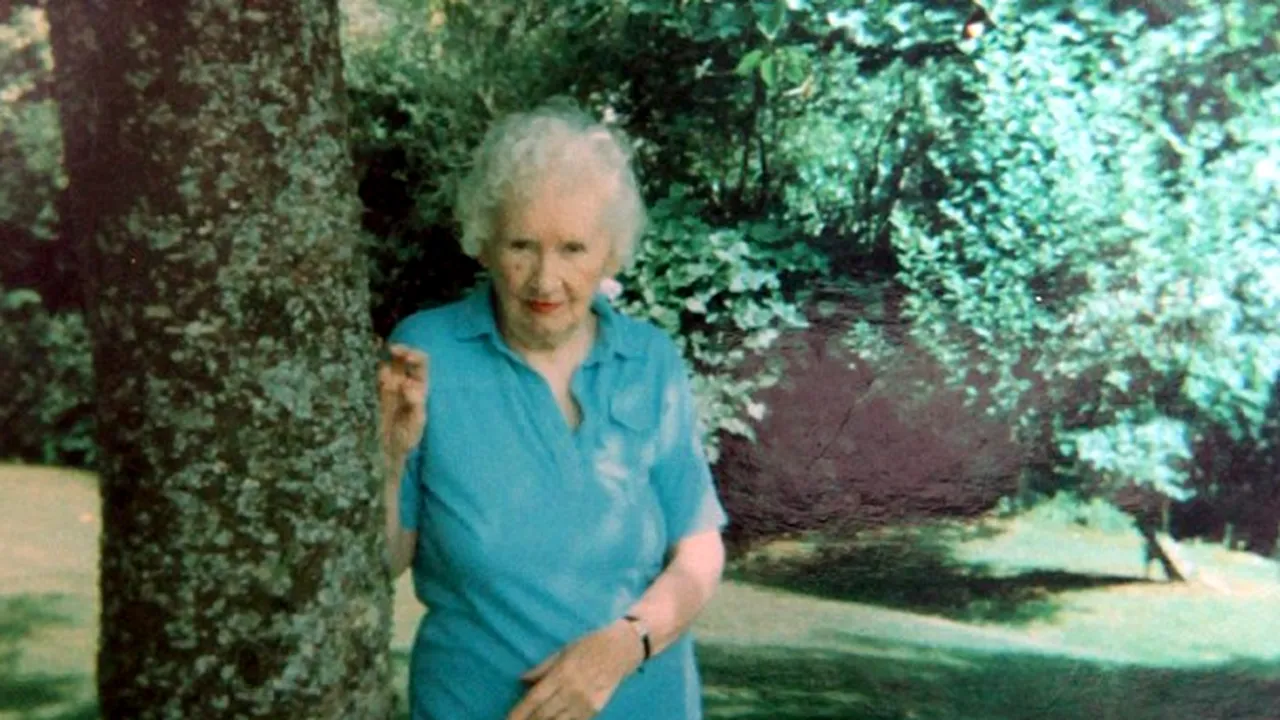 Cea mai bătrână scriitoare de romane erotice a murit la 105 ani